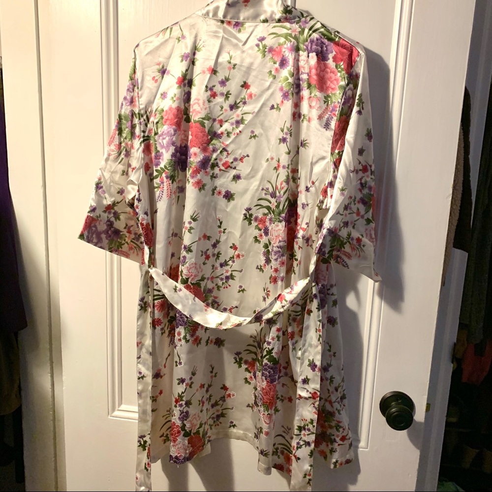 2 for $20🌟 Floral Robe - Picture 5 of 5